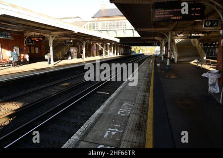 Horley Bahnhof in Surrey am 14 2022. Januar an einem kalten Wintermorgen. Stockfoto