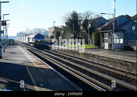 Horley Bahnhof in Surrey am 14 2022. Januar an einem kalten Wintermorgen. Stockfoto