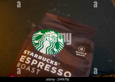 Durham, UK - 20 Nov 2020: Starbucks Dark Roast Espresso ganze Bohnen mit reichen Karamellnoten. Verpackt für Kunden, die sie mit nach Hause nehmen und sich selbst machen können. Stockfoto