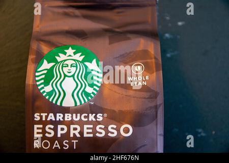 Durham, UK - 20 Nov 2020: Starbucks Dark Roast Espresso ganze Bohnen mit reichen Karamellnoten. Verpackt für Kunden, die sie mit nach Hause nehmen und sich selbst machen können. Stockfoto