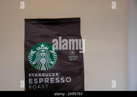 Durham, UK - 20 Nov 2020: Starbucks Dark Roast Espresso ganze Bohnen mit reichen Karamellnoten. Verpackt für Kunden, die sie mit nach Hause nehmen und sich selbst machen können. Stockfoto