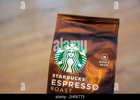 Durham, UK - 20 Nov 2020: Starbucks Dark Roast Espresso ganze Bohnen mit reichen Karamellnoten. Verpackt für Kunden, die sie mit nach Hause nehmen und sich selbst machen können. Stockfoto