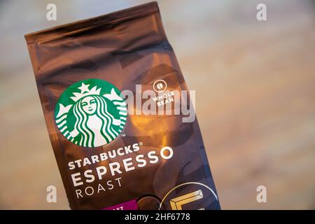 Durham, UK - 20 Nov 2020: Starbucks Dark Roast Espresso ganze Bohnen mit reichen Karamellnoten. Verpackt für Kunden, die sie mit nach Hause nehmen und sich selbst machen können. Stockfoto