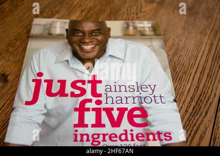 Durham, Großbritannien - 20 Nov 2020: Ainsley Harriott Celebrity Kochbuch - Just Five Ingredients. Wie im Fernsehen gesehen - einfach zu Hause Rezepte zu machen. Lernen Sie, wie man kocht Stockfoto