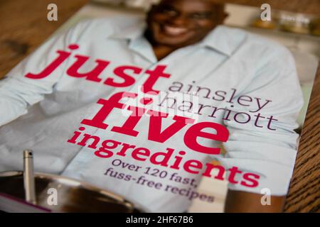 Durham, Großbritannien - 20 Nov 2020: Ainsley Harriott Celebrity Kochbuch - Just Five Ingredients. Wie im Fernsehen gesehen - einfach zu Hause Rezepte zu machen. Lernen Sie, wie man kocht Stockfoto