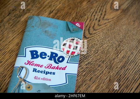 Durham, UK - 28. November 2020: Be-RO Home Rezepte Kochbuch. Für traditionelle Backwaren, Rezepte umfassen Scones, Kuchen und Gebäck mit leicht zu fol Stockfoto