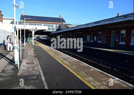 Horley Bahnhof in Surrey am 14 2022. Januar an einem kalten Wintermorgen. Stockfoto