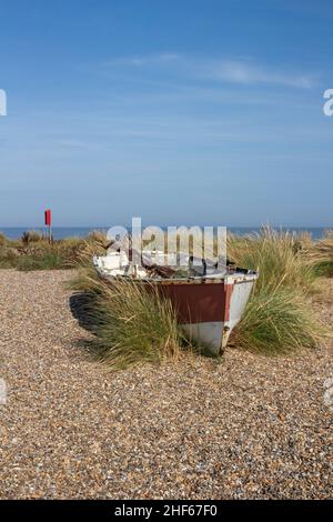 Altes Fischerboot am Kessingland Beach in Suffolk, England Stockfoto