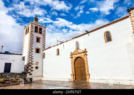 Blick auf die Kathedrale der Heiligen Maria von Betancuria in Fuerteventura, Kanarische Inseln, Spanien Stockfoto