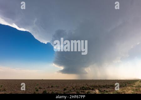 Supercell Gewitter Cumulonimbus Wolke driftet über ein Feld in der Ebene in der Nähe von Holly, Colorado, USA Stockfoto