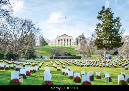 Arlington United States Military Cemetery. Arlington House, ein griechisches Revival Mansion auf dem Gipfel des Hügels in Washington DC, USA. Weißes Grabstein-Muster Stockfoto