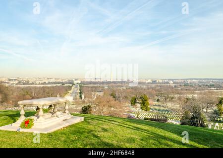 Luftansicht von Washington DC vom Arlington Cemetery. Berühmte Skyline der Hauptstadt der USA an einem sonnigen Wintertag. Stockfoto