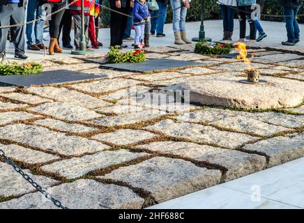 Ewiges Feuer auf Präsident J.F. Kennedy Grave Site auf dem Arlington National Military Cemetery, Washington DC, VA/USA. Die Besucher zahlen ihren Respekt aus Stockfoto