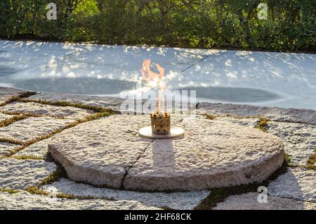 Ewiges Feuer auf Präsident J.F. Kennedy Grave Site auf dem Nationalfriedhof von Arlington, Washington DC, VA, USA Stockfoto