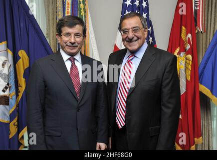 Verteidigungsminister Leon E. Panetta und der türkische Außenminister Ahmet Davutoğlu. Stockfoto