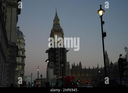 Die Sonne geht über den Houses of Parliament auf dem Parliament Square in London unter. Bilddatum: Freitag, 14. Januar 2022. Stockfoto