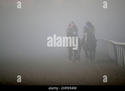 Läufer und Fahrer in Aktion, wenn sie in der Play 4 to Win auf Betway Apprentice Handicap auf Wolverhampton Racecourse antreten. Bild Datum: Freitag, 14. Januar 2022. Stockfoto