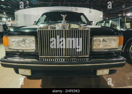 7/31/2021 - Sharjah, VAE: Rolls Royce Silver Spur II Limosine 1989, ein Frontstoßfänger des britischen Classic Car Stockfoto