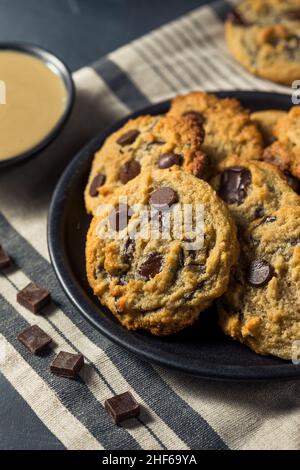 Hausgemachte Tahini Schokoladenkekse mit Meersalz Stockfoto