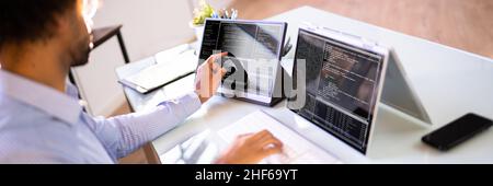Afroamerikanischer Coder Mit Computer Am Schreibtisch. Web-Entwickler Stockfoto