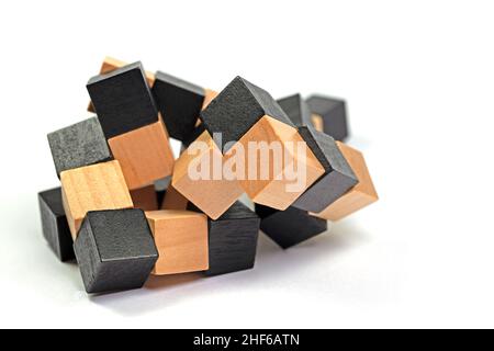 Puzzle aus Holzwürfeln vor weißem Hintergrund Stockfoto