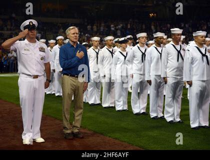 Navy-Minister Ray Mabus legt seine Hand über sein Herz während der Nationalhymne vor einem Baseballspiel der Major League zwischen den San Diego Padres und den Los Angeles Dodgers im Petco Park (Sept 25, 2012). Stockfoto