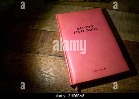 Durham, Großbritannien - 5. Oktober 2019: CGP London rosa Leder Getting Stuff Done Planner Journal Diary. Entwickelt von Produktivitätsexperten, hilft bei der Organisation Stockfoto