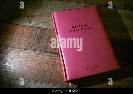 Durham, Großbritannien - 5. Oktober 2019: CGP London rosa Leder Getting Stuff Done Planner Journal Diary. Entwickelt von Produktivitätsexperten, hilft bei der Organisation Stockfoto