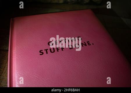 Durham, Großbritannien - 5. Oktober 2019: CGP London rosa Leder Getting Stuff Done Planner Journal Diary. Entwickelt von Produktivitätsexperten, hilft bei der Organisation Stockfoto