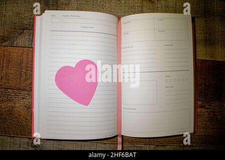 Durham, Großbritannien - 5. Oktober 2019: CGP London rosa Leder Getting Stuff Done Planner Journal Diary. Entwickelt von Produktivitätsexperten, hilft bei der Organisation Stockfoto