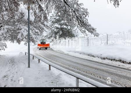 Schneeräumfahrzeug beim Schneeräumung auf einer Landstraße Stockfoto