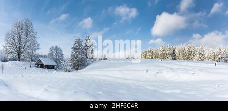 Märchenhafte verschneite Landschaft an einem sonnigen Wintertag Stockfoto