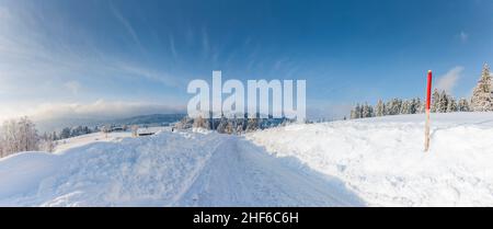 Märchenhafte verschneite Landschaft an einem sonnigen Wintertag Stockfoto