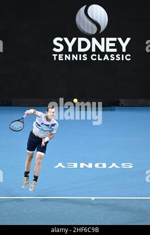 14th. Januar 2022: Ken Rosewall Arena, Sydney Olympic Park, Sydney, Australien; Sydney Tennis Classic, Tag 6 Halbfinale: Andy Murray aus Großbritannien dient Reilly Opelka aus den USA Stockfoto