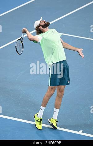 14th. Januar 2022: Ken Rosewall Arena, Sydney Olympic Park, Sydney, Australien; Sydney Tennis Classic, Tag 6 Halbfinale: Reilly Opelka aus den USA dient Andy Murray aus Großbritannien Stockfoto