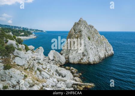 Luftaufnahme der Felsklippe Diva in Simeiz Seebad Strand in Krim, Drohne geschossen. Schöner Sommerurlaub Naturlandschaft im Berggebiet. Stockfoto