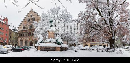 Verschneite Lindavia-Fontäne vor dem Rathaus von Lindau im Winter Stockfoto