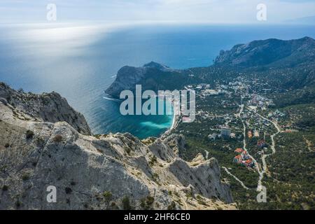Novyi Svit Stadt auf der Krim. Blick von der Spitze des Falcon Sokol Berges. Stockfoto
