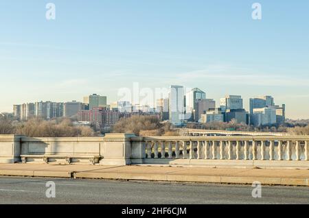 Panoramablick auf stark urbanisierten Ort mit modernen Gebäuden. Nicht eingegliederte Stadtgebiet in Rosslyn, Arlington, Washington DC, Virginia, USA. Stockfoto