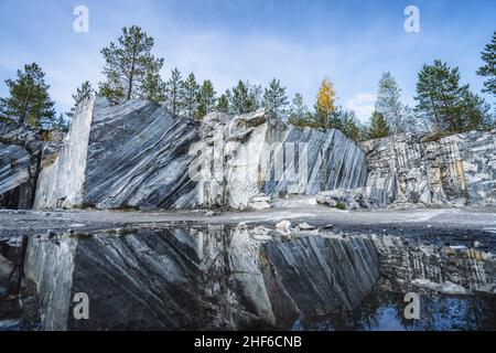 Italienischer Steinbruch mit glatten Marmorabschnitten im Ruskeala Mountain Park an einem sonnigen Sommertag. Stockfoto