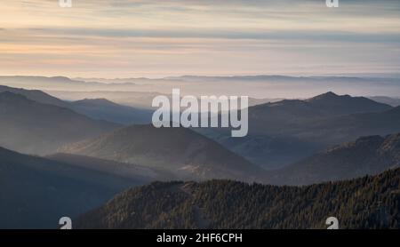 Stimmungsvoller Sonnenuntergang über Bergen und Hügeln. Blick vom Aggenstein über die Allgäuer Alpen in die Voralpen. Bayern, Deutschland, Europa Stockfoto