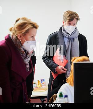 Berlin, Deutschland. 14th Januar 2022. Franziska Giffey (l, SPD ), Regierende Bürgermeisterin von Berlin, und Daniel Wesener (Bündnis 90/die Grünen ), Senator für Finanzen in Berlin, besuchen das Gesundheitsamt in Neukölln. In Neukölln ist die Inzidenz im Vergleich zum Rest Deutschlands sehr hoch. Quelle: Annette Riedl/dpa/Alamy Live News Stockfoto