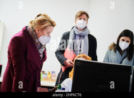 Berlin, Deutschland. 14th Januar 2022. Franziska Giffey (l-r, SPD ), Regierende Bürgermeisterin von Berlin, Daniel Wesener (Bündnis 90/die Grünen ), Senatorin für Finanzen, und Derya Caglar (SPD), Mitglied des Berliner Abgeordnetenhauses, besuchen das Gesundheitsamt in Neukölln. In Neukölln ist die Inzidenz im Vergleich zum Rest Deutschlands sehr hoch. Quelle: Annette Riedl/dpa/Alamy Live News Stockfoto