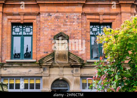 1881 Hängende Brückenkammern in Manchester, Großbritannien. Besucherzentrum für die Innenstadt Kathedrale wurde auf der alten Hängebrücke, aber original re gebaut Stockfoto