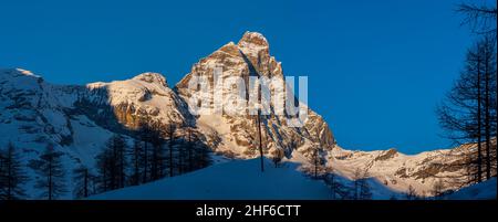 Matterhorn im Winter, aus Breuil (Valtournenche, Aostatal, Italien). Stockfoto