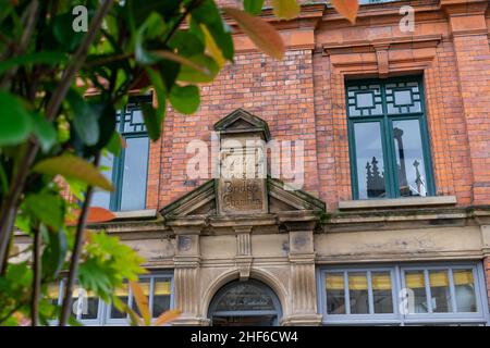 1881 Hängende Brückenkammern in Manchester, Großbritannien. Besucherzentrum für die Innenstadt Kathedrale wurde auf der alten Hängebrücke, aber original re gebaut Stockfoto