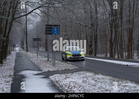 Deutschland, Brandenburg, Stadt Luckenwalde, Wintereinbruch auf einer Landstraße am Stadtrand von Luckenwalde fährt Polizeiauto auf der Straße Stockfoto