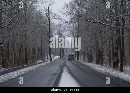 Deutschland, Brandenburg, Stadt Luckenwalde, Wintereinbruch auf einer Landstraße am Stadtrand von Luckenwalde fährt Transporter auf der Straße Stockfoto