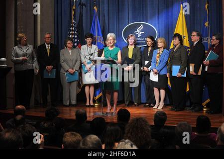 Secretary Sebelius hält bei der Pressekonferenz zum Haushalt 2014 des HHS am 10. April 2013 eine Rede. Stockfoto