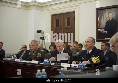 Minister der Marine Ray Mabus, Zentrum, Leiter der US Naval Operations ADM. Jonathan Greenert, rechts, und Kommandant des Marine Corps, General James Amos, gibt am 7. Mai 2013 vor 130507 in Washington, D.C., Zeugnis ab Stockfoto
